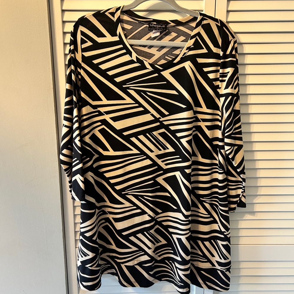 Unique Black and Cream Geometric Top 1X